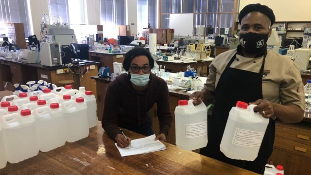 Ronn Mager and Siyasanga Nkuna from Residential Operations at Rhodes 老虎机游戏_pt老虎机-平台*官网 collect hand sanitiser from the Pharmacy Faculty to start preparations for the next group of returning students
